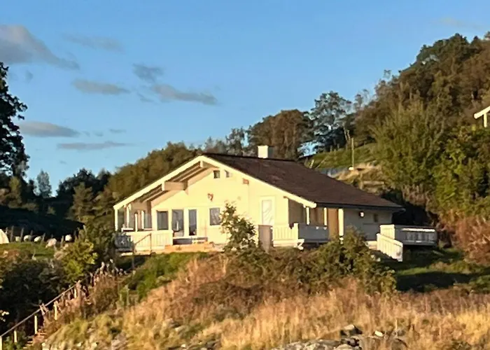 Beachfront With Sun Terraces On Helgoy 度假居 Sjernaroy