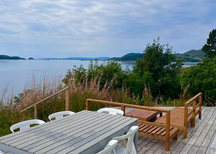 Beachfront With Sun Terraces On Helgoy 度假居 *
